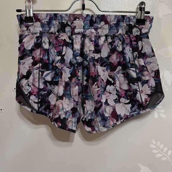 Size 4 LULULEMON Hotty Hot 2.5" Short Utopia Multi Deep Phantom brief lined - Picture 7 of 7